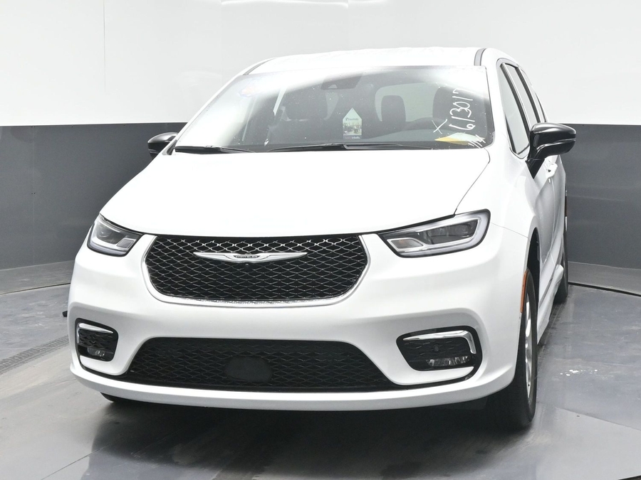 White Chrysler Pacifica image number 25