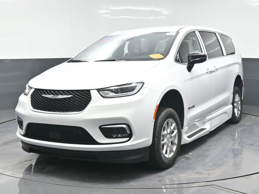 New 2025 Chrysler Pacifica Select Safety - BraunAbility Side Entry Entry In Floor Automatic Ramp