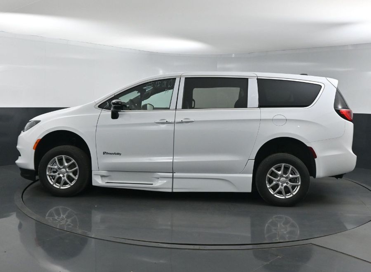 White Chrysler Voyager image number 4