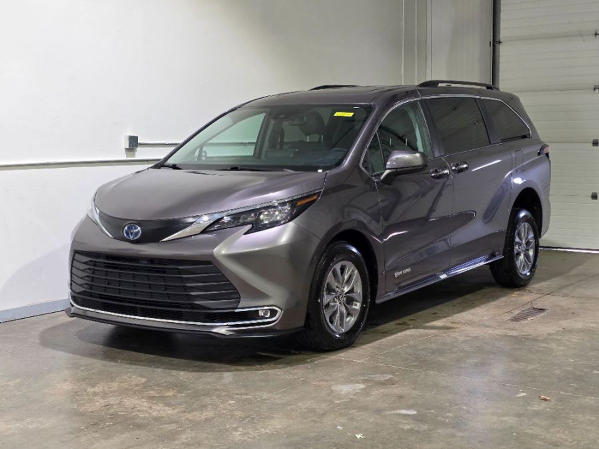 Grey Toyota Sienna image number 8