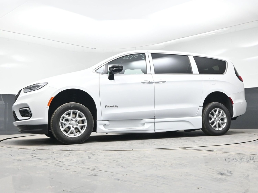 New 2025 Chrysler Pacifica Select Plus - BraunAbility Side Entry Entry In Floor Automatic Ramp