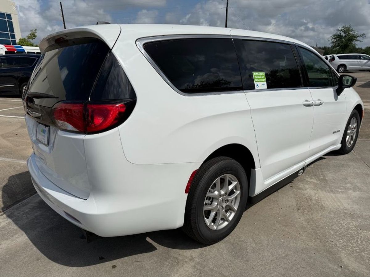 2024 CHRYSLER VOYAGER - Image 3