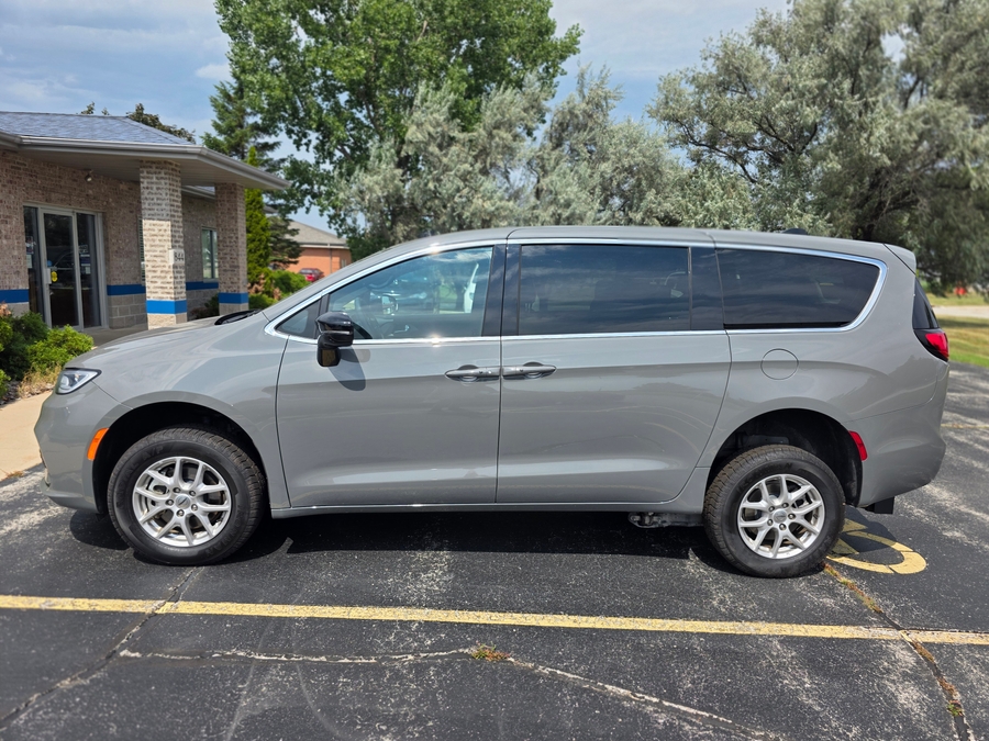 Grey Chrysler Pacifica image number 3