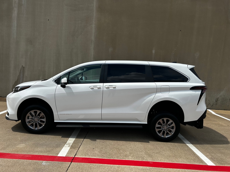 New 2026 Toyota Sienna Hybrid LE - Vantage Mobility Rear Entry Entry Fold Out Manual Ramp