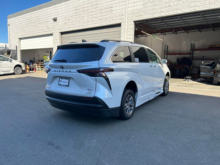 Used 2024 Toyota Sienna Hybrid XLE Plus - BraunAbility Side Entry Entry Fold Out Automatic Ramp