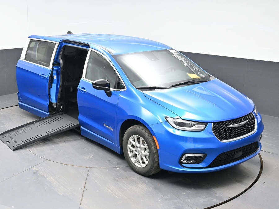 Blue Chrysler Pacifica image number 19