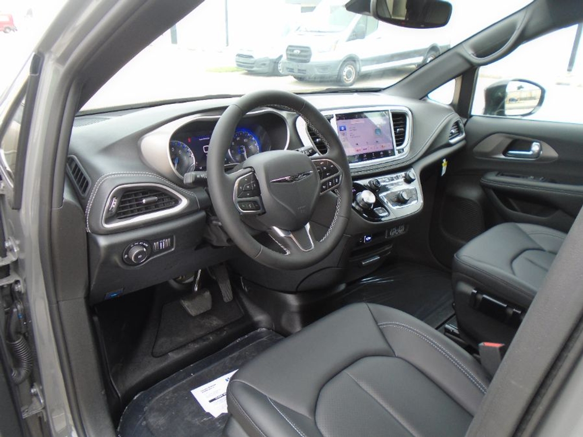 2025 CHRYSLER PACIFICA - Image 10