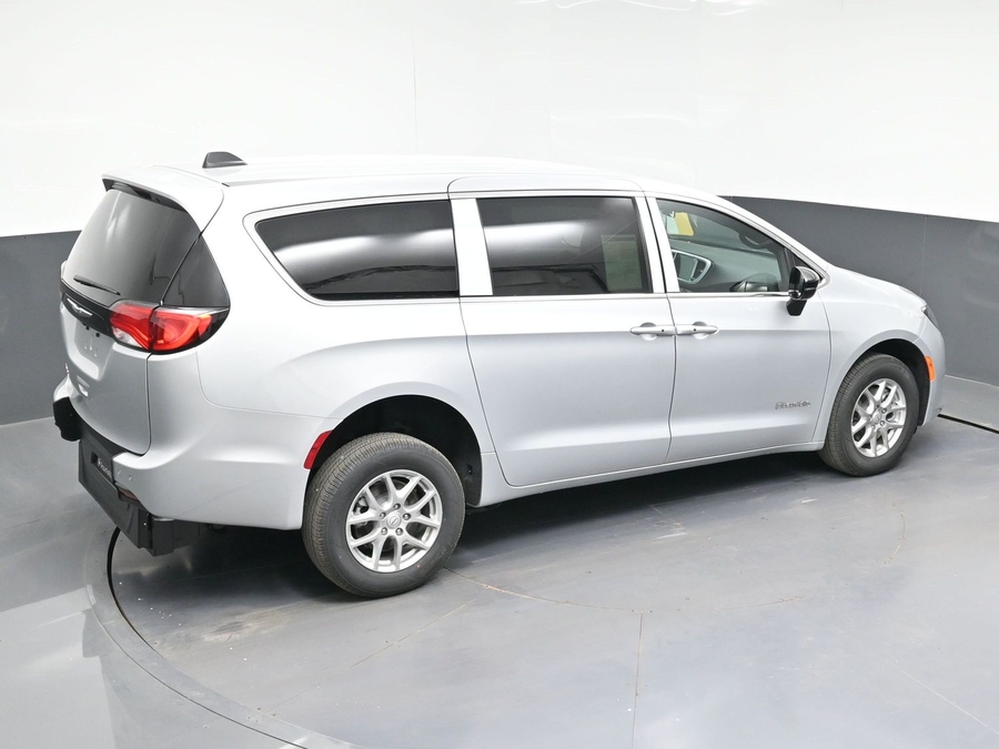 Silver Chrysler Voyager image number 24