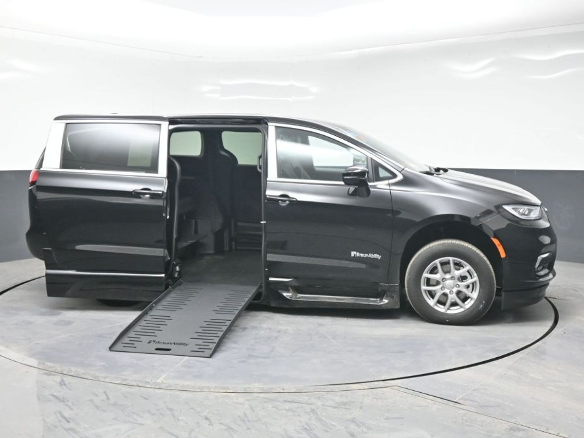 2025 Chrysler Pacifica Select's photo