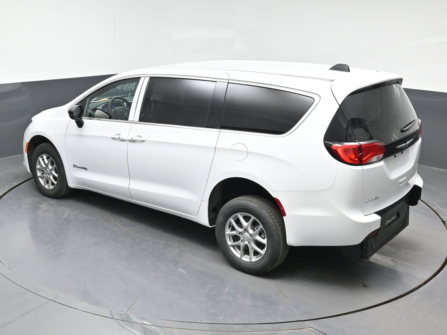 White Chrysler Voyager image number 10