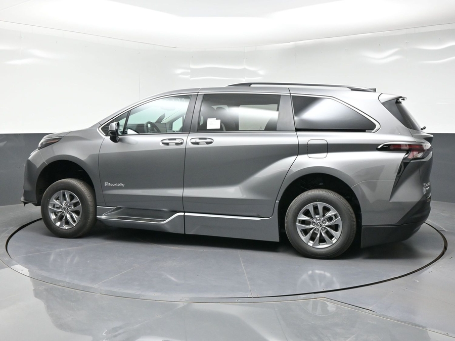 New 2026 Toyota Sienna Hybrid XLE Base - BraunAbility Side Entry Fold Out Automatic Ramp