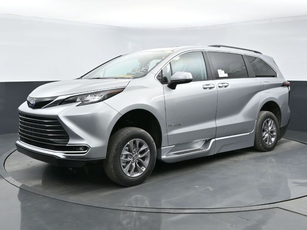 2023 Toyota Sienna XLE - Photo 16