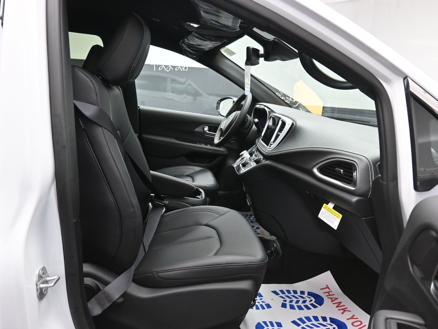 White Chrysler Pacifica image number 11