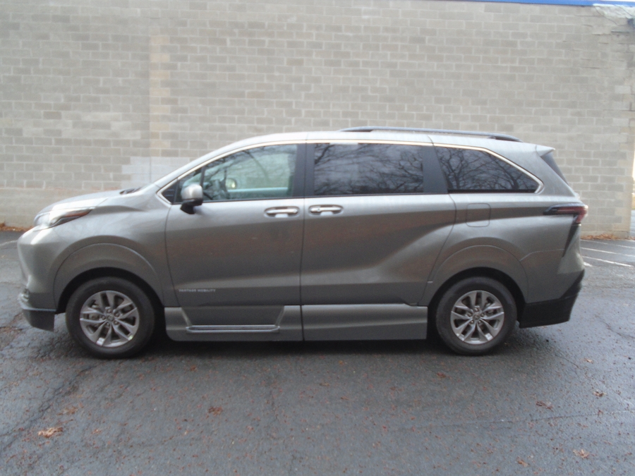 Grey Toyota Sienna image number 14