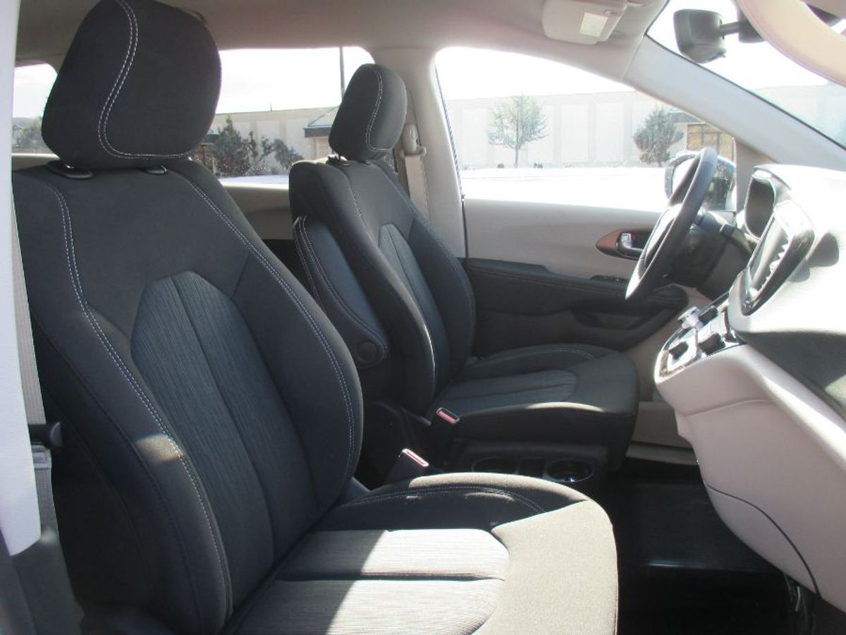 2024 CHRYSLER VOYAGER - Image 15