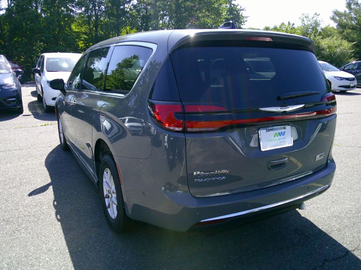Grey Chrysler Pacifica image number 6