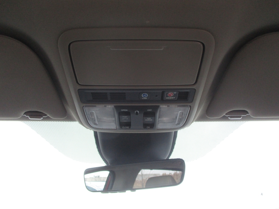 Red Honda Odyssey image number 14