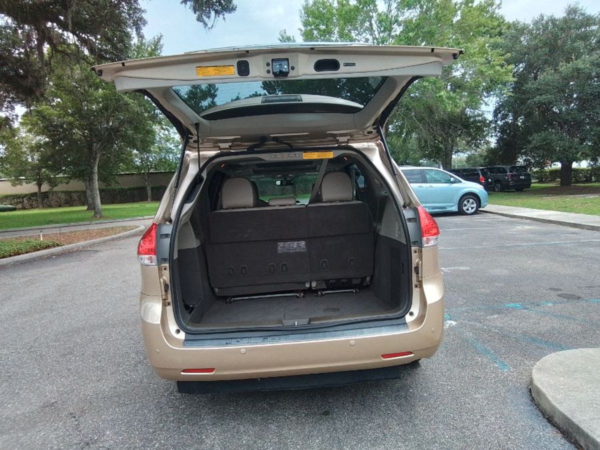 2011 TOYOTA SIENNA - Image 10