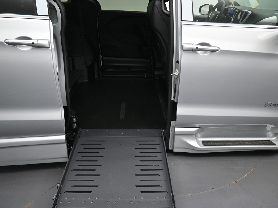 Silver Chrysler Pacifica image number 10
