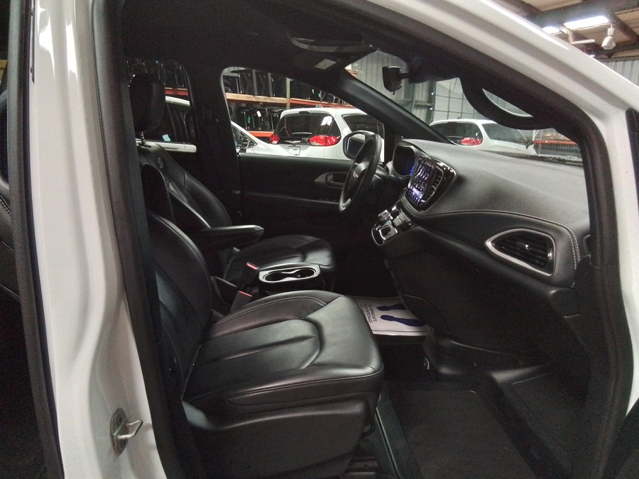 2023 Chrysler Pacifica Touring L - Photo 17