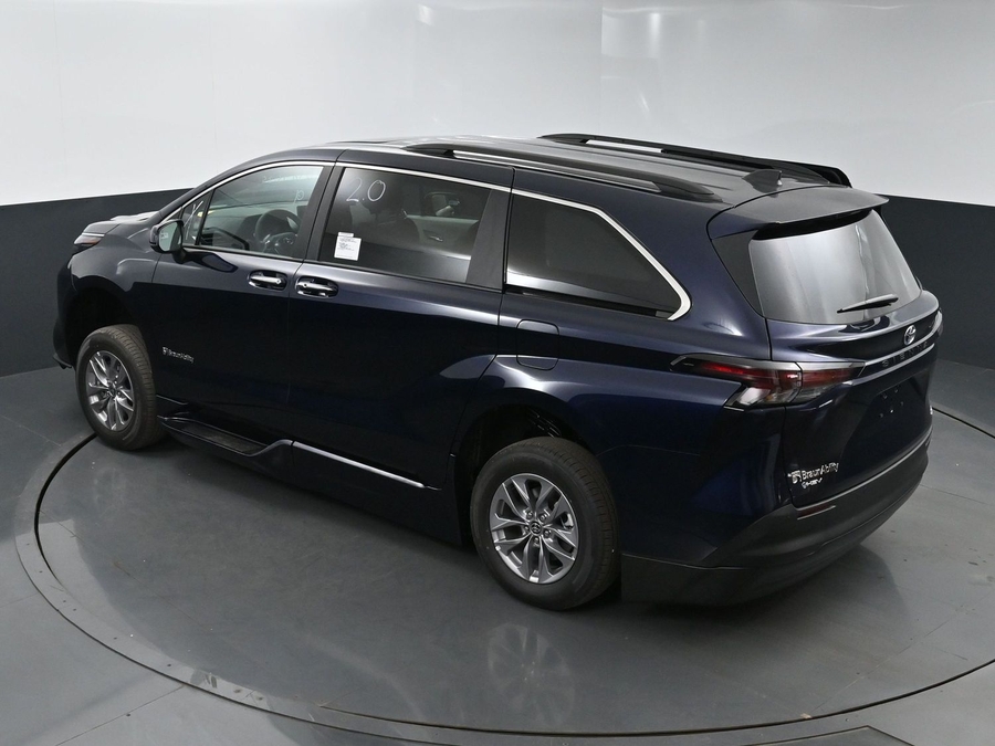 New 2025 Toyota Sienna Hybrid XLE Plus - BraunAbility Side Entry Entry In Floor Automatic Ramp