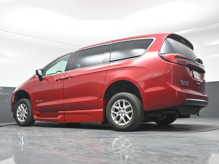 Used 2025 Chrysler Pacifica Select - BraunAbility Side Entry In Floor Automatic Ramp