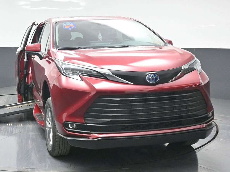 New 2025 Toyota Sienna Hybrid XLE Base - BraunAbility Side Entry Entry Fold Out Automatic Ramp