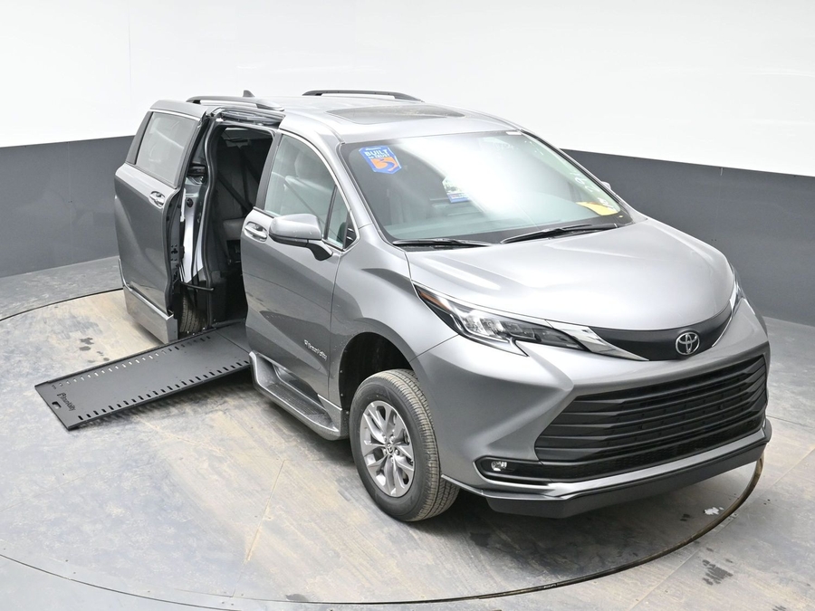 Grey Toyota Sienna image number 16