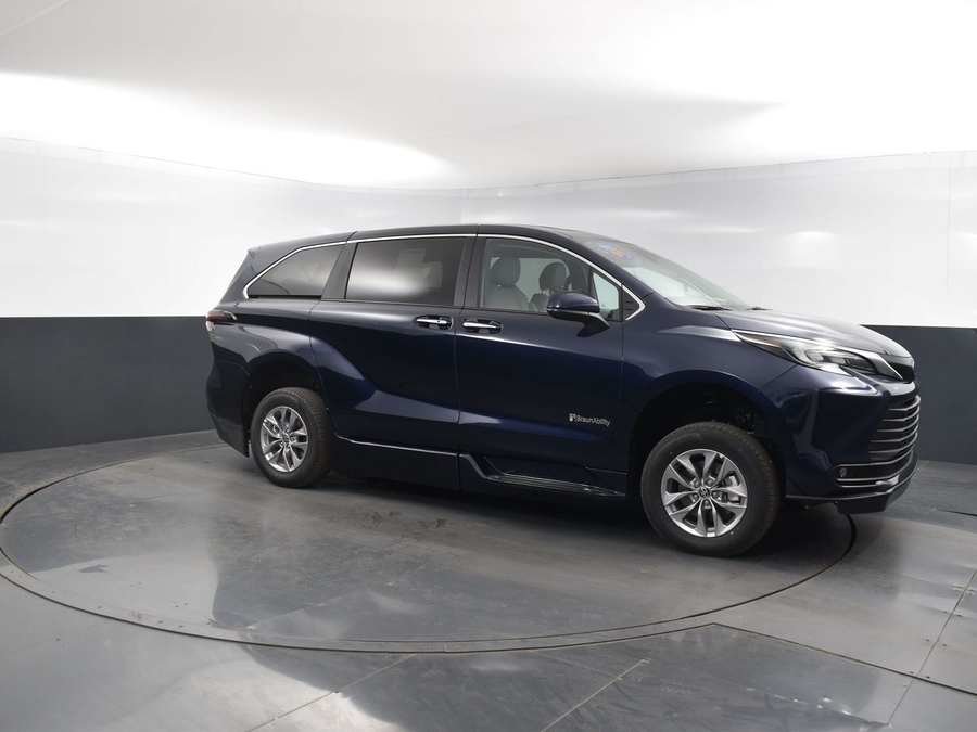 New 2025 Toyota Sienna Hybrid XLE Base - BraunAbility Side Entry Entry Fold Out Automatic Ramp
