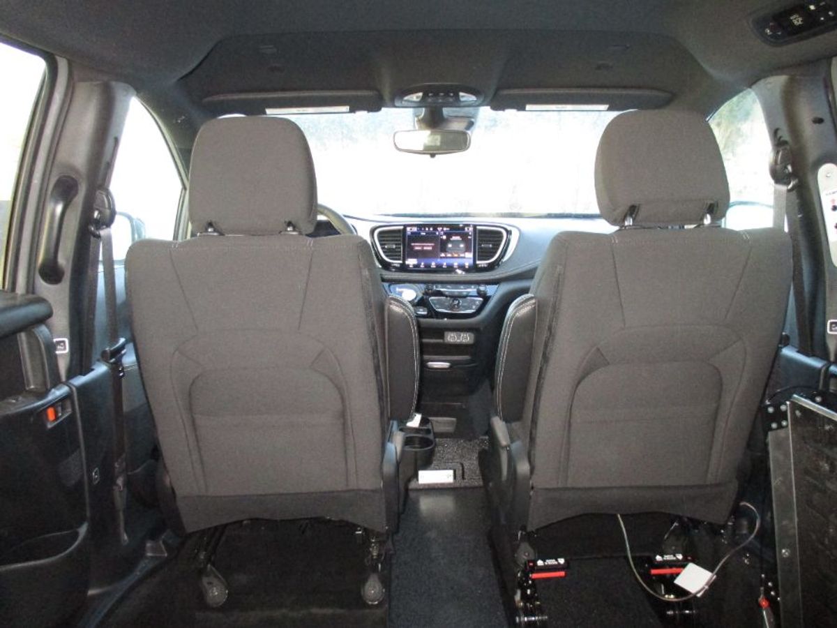 Grey Chrysler Pacifica image number 14