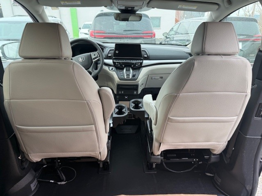 Grey Honda Odyssey image number 10