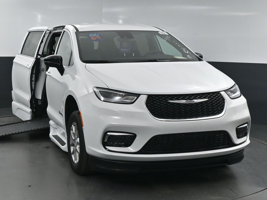 New 2025 Chrysler Pacifica Select Safety - BraunAbility Side Entry Entry In Floor Automatic Ramp