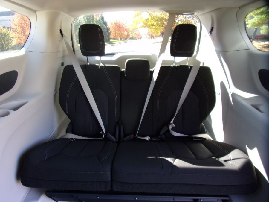 Silver Chrysler Voyager image number 6