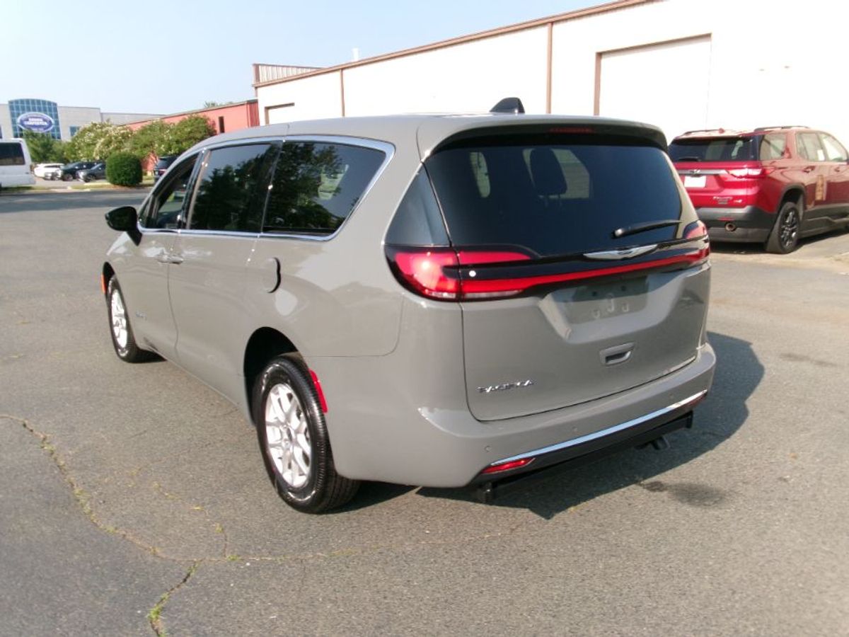 Grey Chrysler Pacifica image number 6