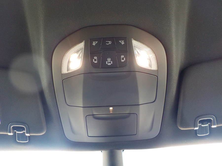 White Chrysler Pacifica image number 14