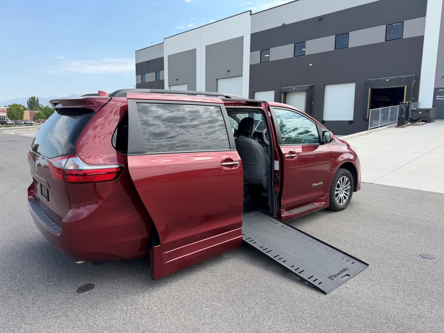 Used 2020 Toyota Sienna XLE - BraunAbility Side Entry In Floor Automatic Ramp