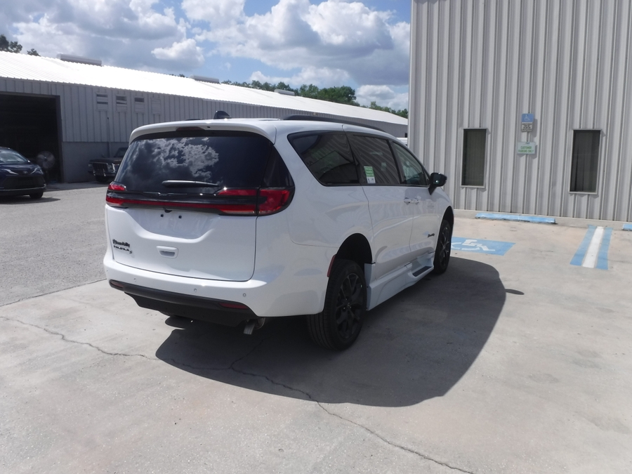 White Chrysler Pacifica image number 7