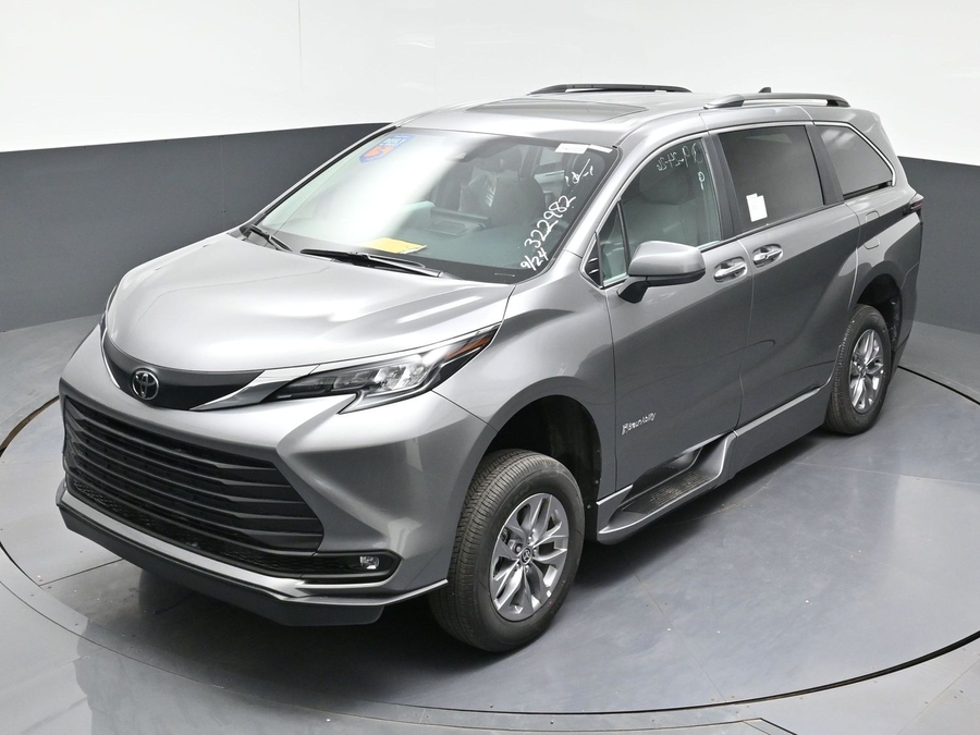 New 2026 Toyota Sienna Hybrid XLE Base - BraunAbility Side Entry In Floor Automatic Ramp