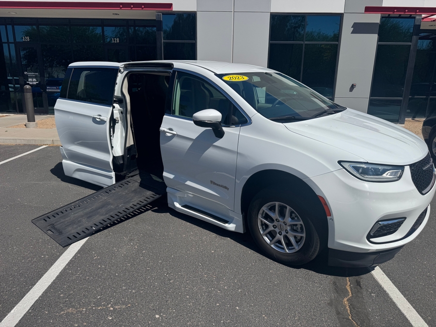 Used 2023 Chrysler Pacifica Touring L Safety - BraunAbility Side Entry Entry In Floor Automatic Ramp