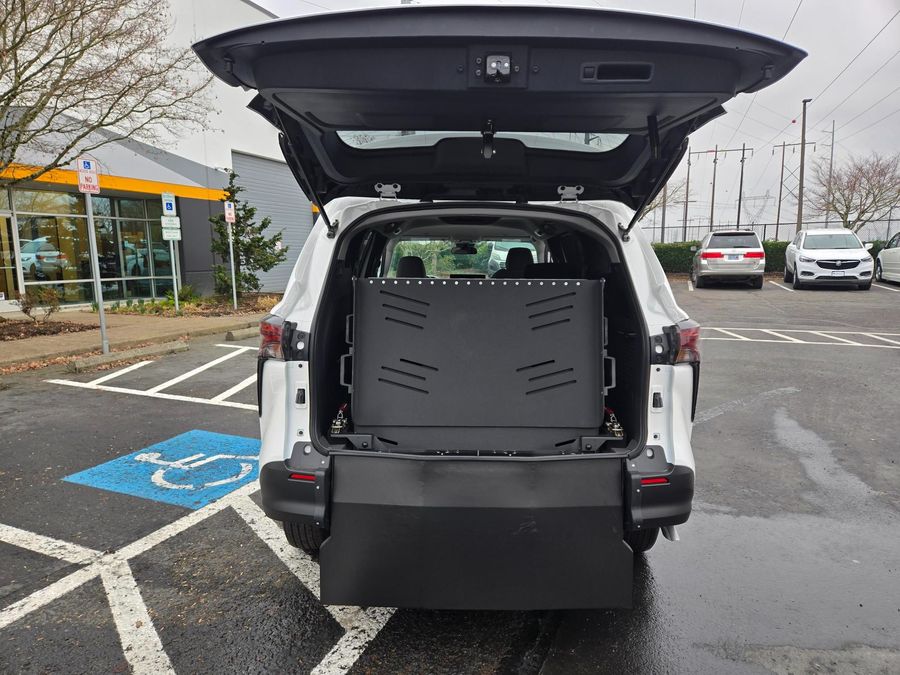 New 2025 Toyota Sienna Hybrid LE - Vantage Mobility Commercial Rear Entry Entry Fold Out Manual Ramp