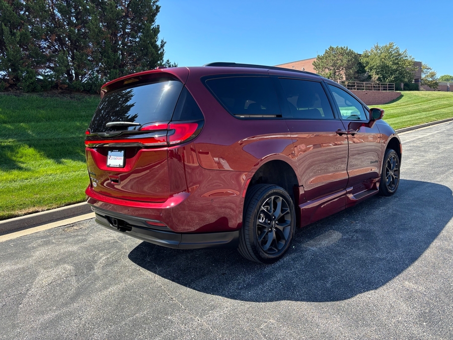 Used 2021 Chrysler Pacifica Touring L - BraunAbility Side Entry In Floor Automatic Ramp