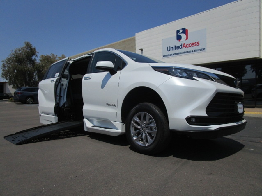 New 2025 Toyota Sienna Hybrid XLE Base - BraunAbility Side Entry Entry Fold Out Automatic Ramp
