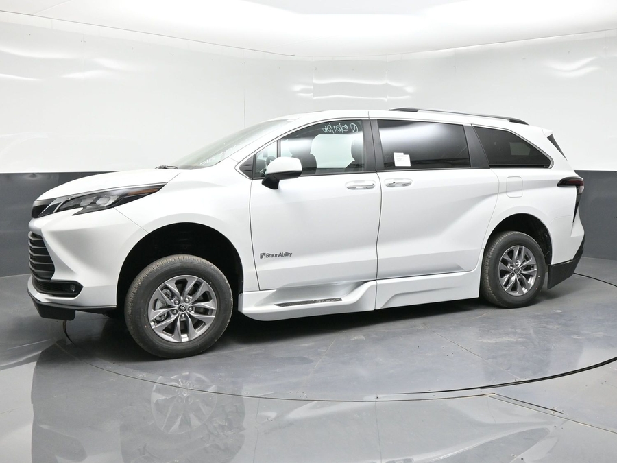 New 2026 Toyota Sienna Hybrid XLE Add - BraunAbility Side Entry Entry In Floor Automatic Ramp