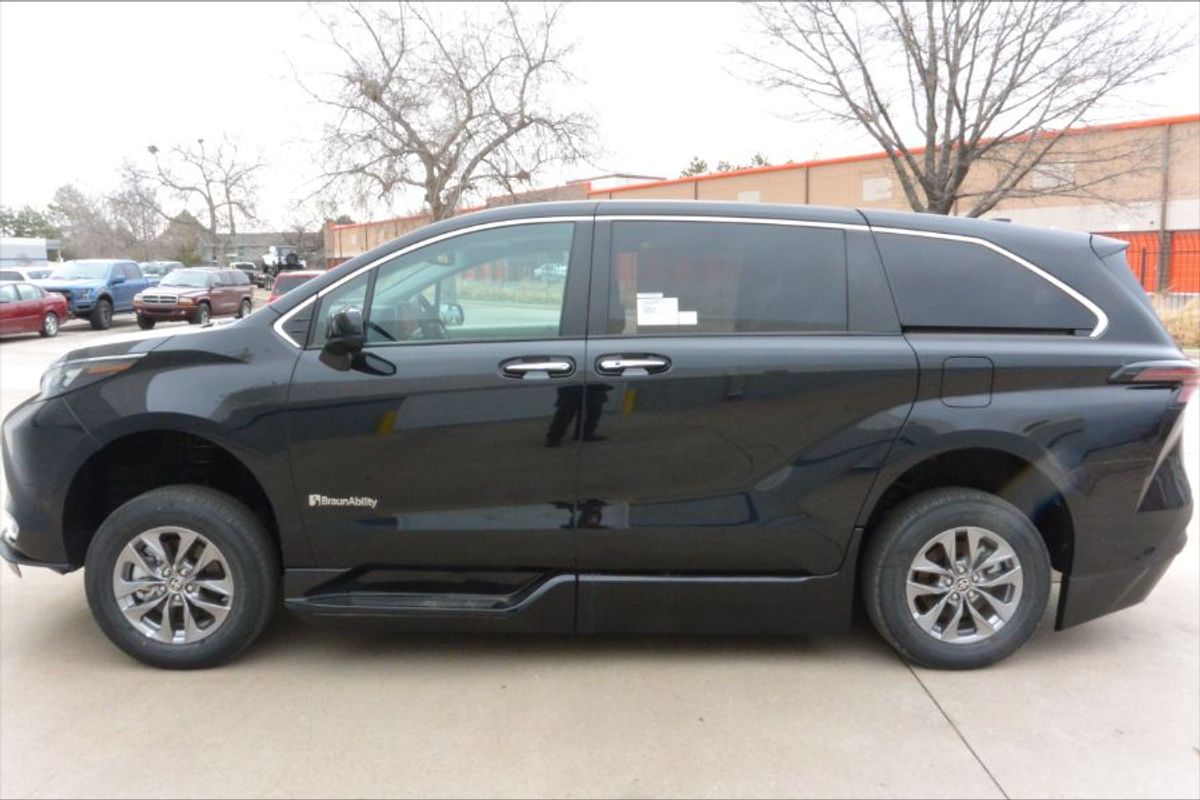 Black Toyota Sienna image number 15