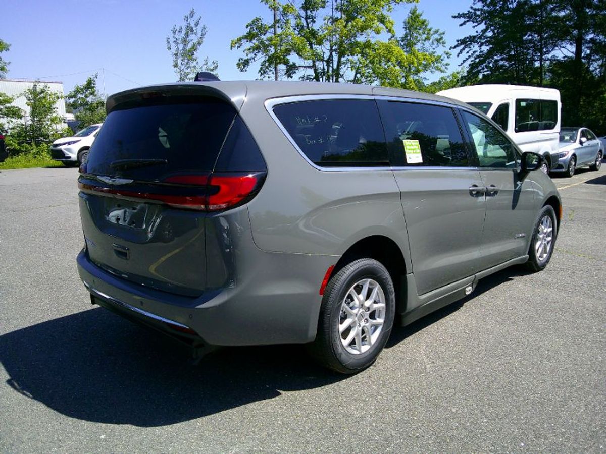 Chrysler Pacifica gris imagen numero 8