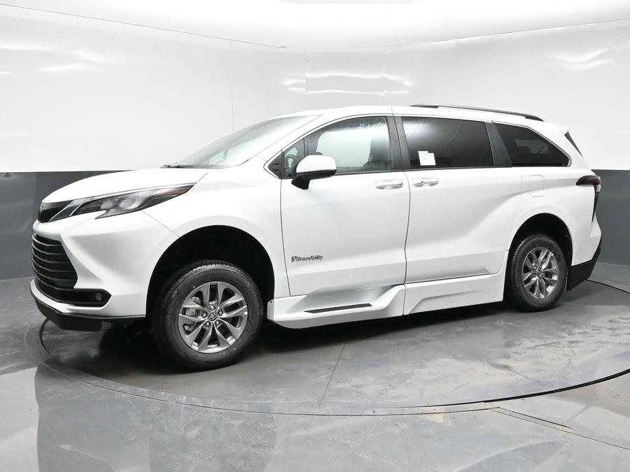 White Toyota Sienna image number 2