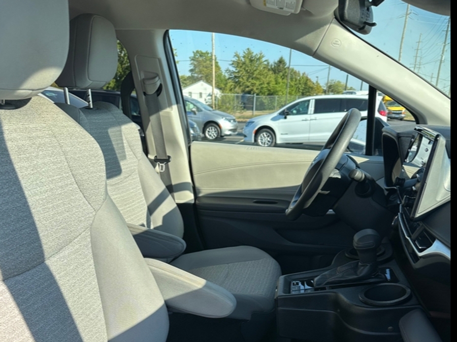 Used 2021 Toyota Sienna Hybrid LE - BraunAbility Side Entry Entry Fold Out Automatic Ramp