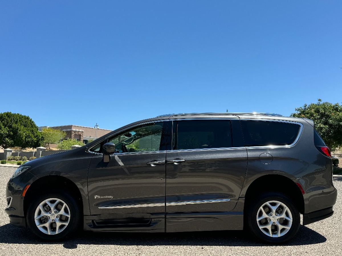 Grey Chrysler Pacifica image number 10