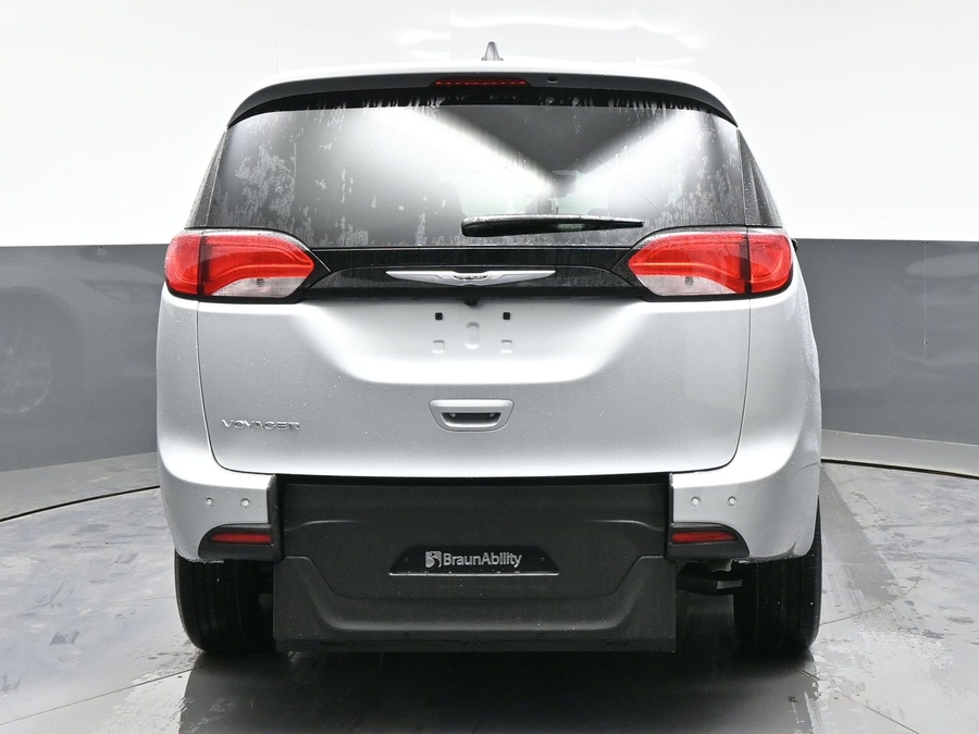 Silver Chrysler Voyager image number 2