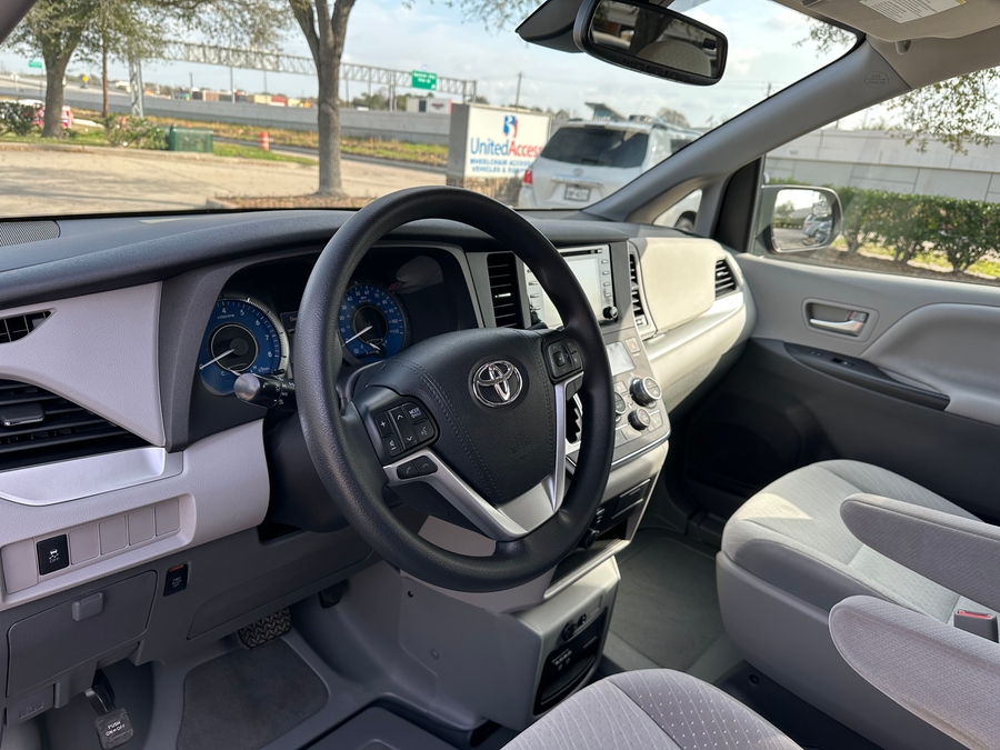 Used 2019 Toyota Sienna LE - BraunAbility Side Entry Entry Fold Out Automatic Ramp